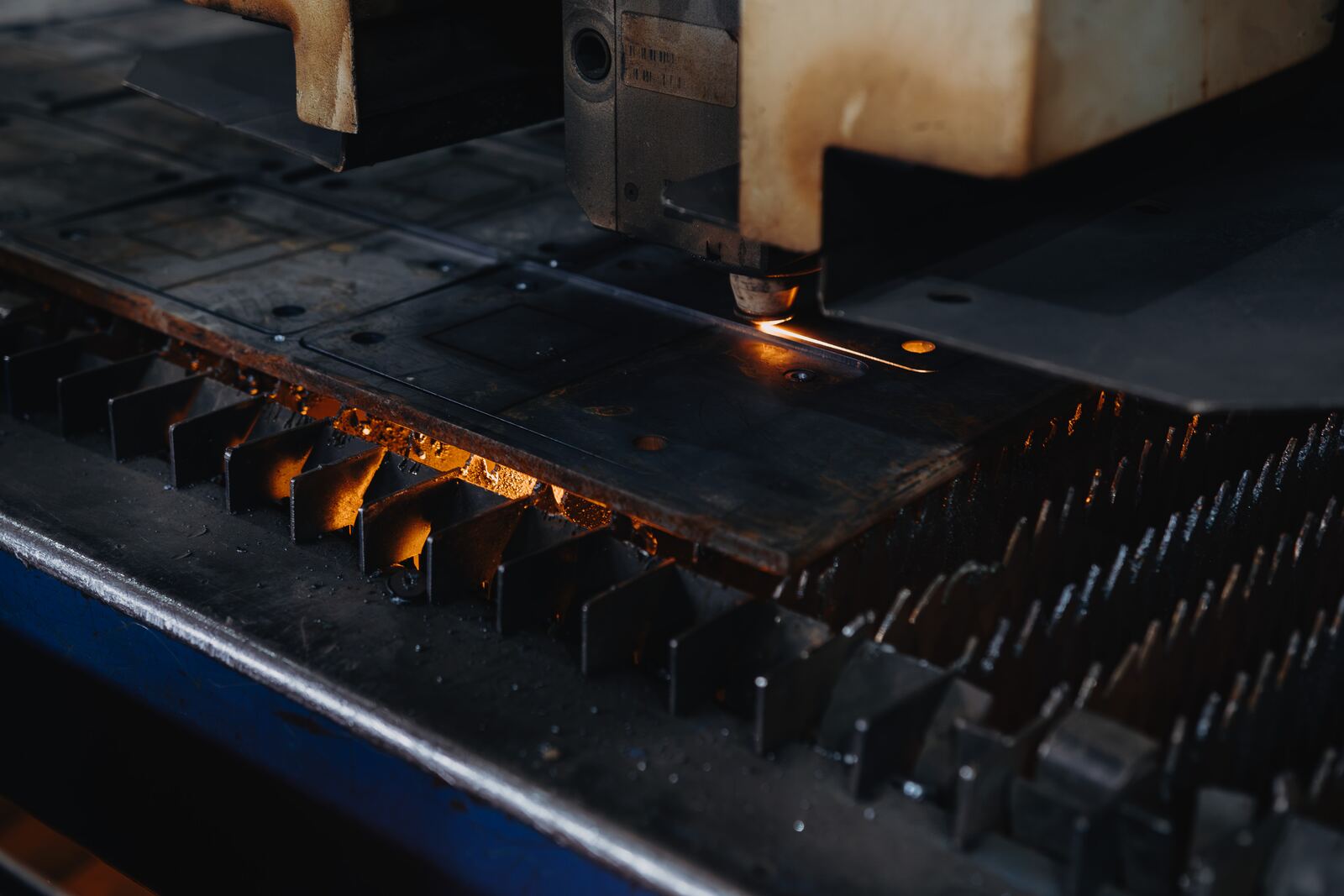 Cap de tăiere laser CNC debitând o placă de oțel cu găuri pentru șuruburi, în atelierul Plasma Rapid din Bârlad